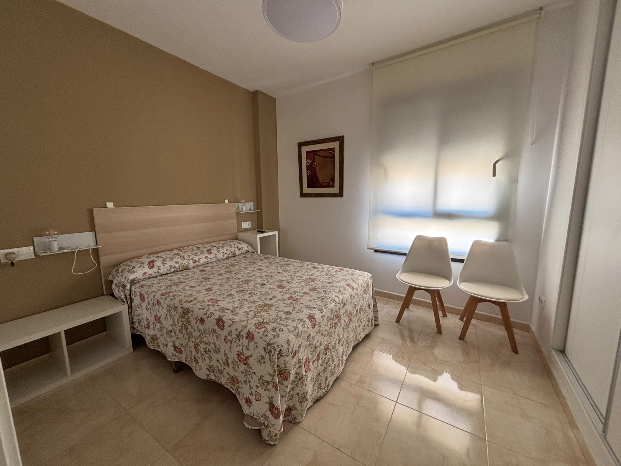 Dormitorio acogedor con ropa de cama suave e iluminación cálida