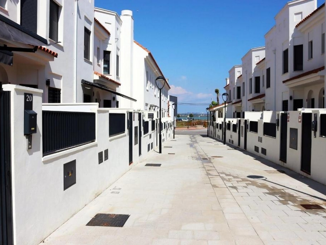 Terraza con vistas a la playa y mobiliario de exterior
