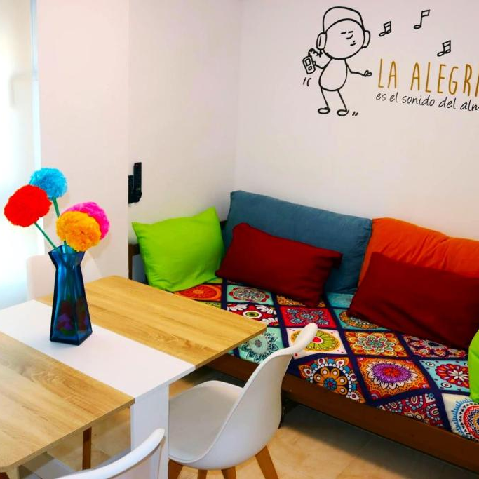 Salón principal del apartamento con cama amplia y luz suave